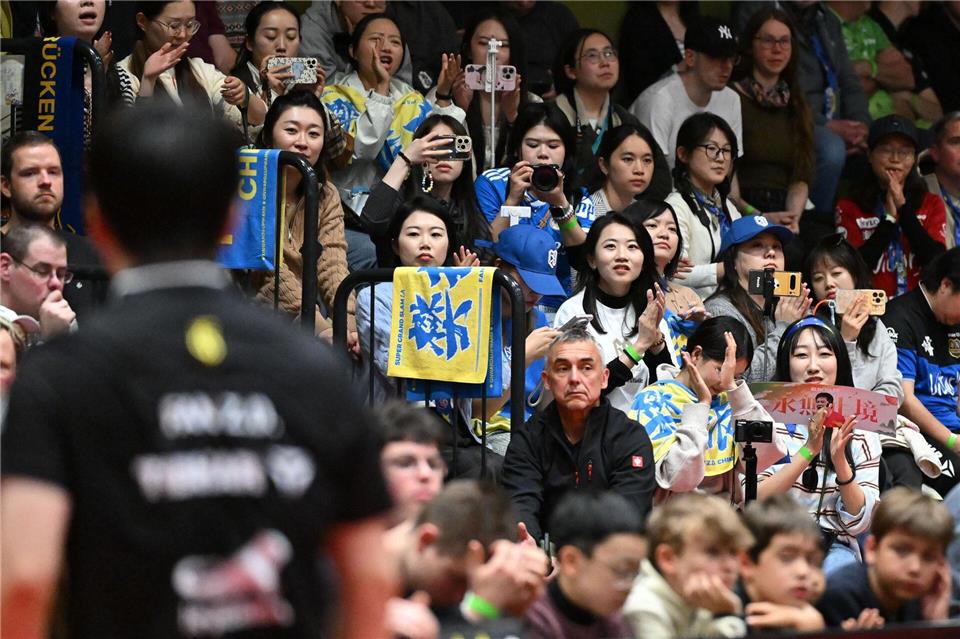 Tischtennis-Star Fan Zhendong vom 1. FC Saarbrücken und seine chinesischen Fans.Carmen Jaspersen/dpa