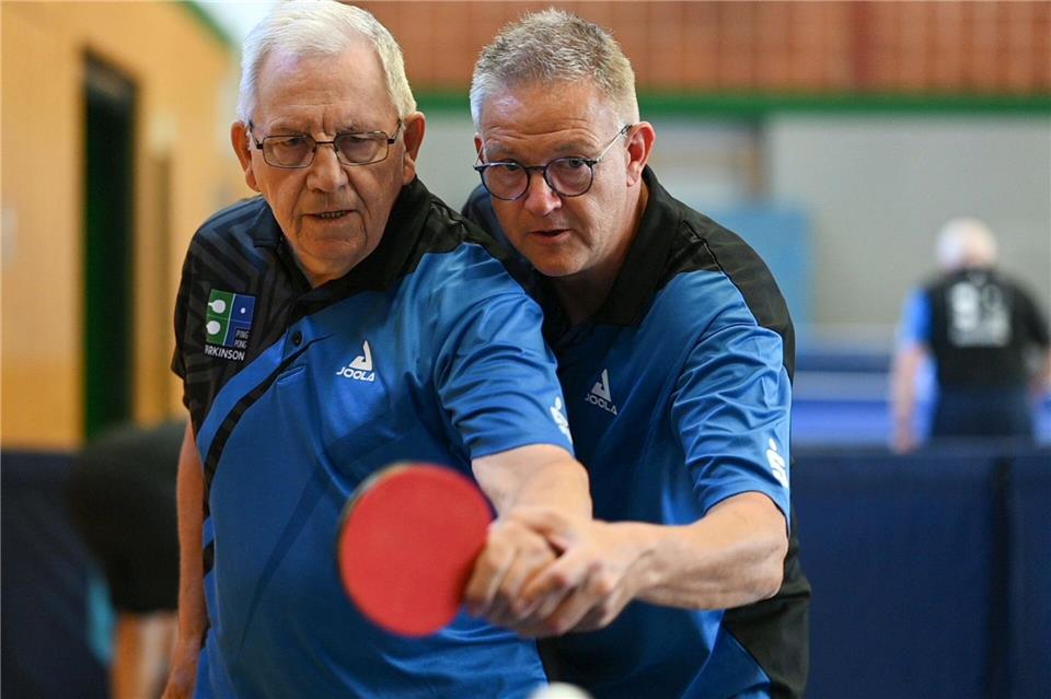 Tischtennis-Training mit Parkinson-Patienten: Sven Hinrichs (r) vom Verein PingPongParkinson in Warsingsfehn. Lars Penning/dpa