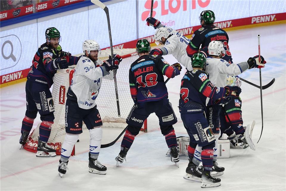 Titelentscheidung vertagt: Der Mannheimer Luke Esposito trifft in der Verlängerung und besiegelt die Niederlage der Eisbären Berlin im vierten DEL-Finale.Andreas Gora/dpa