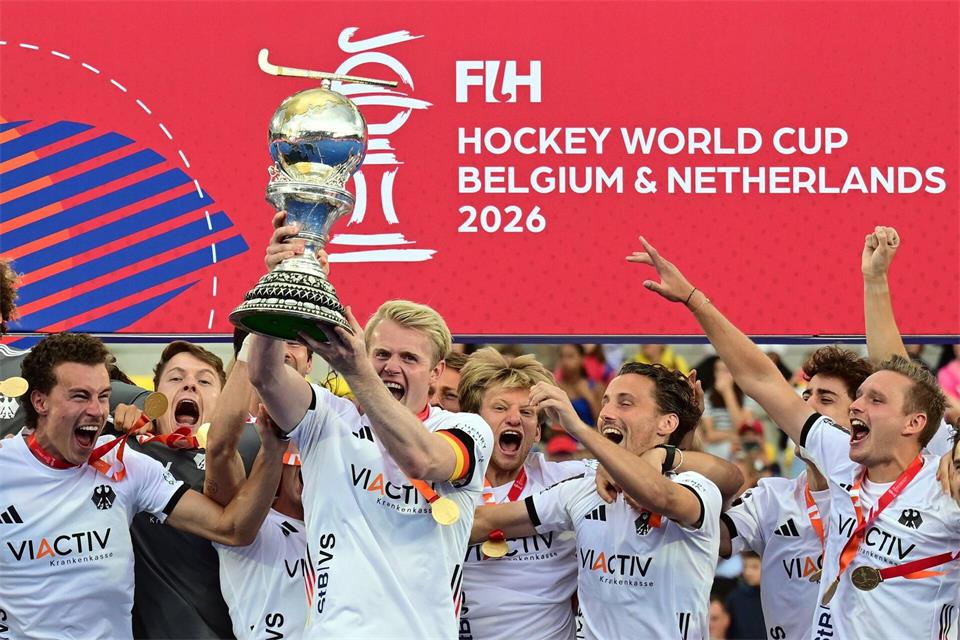 Titeljubel auf dem Podium – Deutschlands Hockey-Männer feiern WM-Sieg gegen Spanien mit Tom GrambuschDirk Waem/Belga/dpa