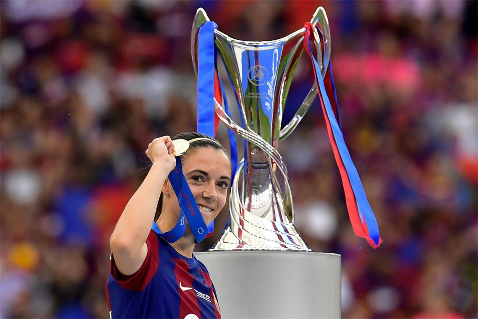 Titelsammlerin: Die dreimalige Weltfußballerin Aitana Bonmatí holte den Silberpokal mit Barça schon viermal. (Archivbild)Alvaro Barrientos/AP/dpa