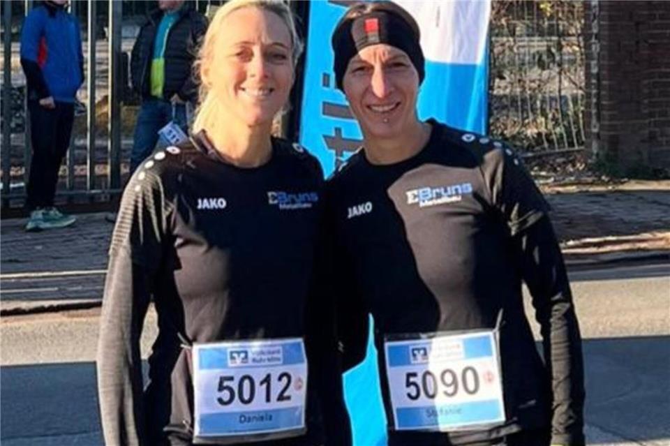 Titelträgerinnen im Halbmarathon in ihren Altersklassen: Daniela Brüggemann (links) und Stefanie Sicking von der TSG Reken.