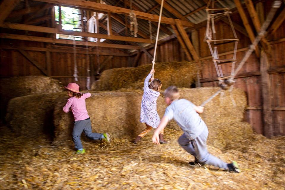 Toben in der Scheune: Wenn sich die Kinder am Urlaubsort auspowern können, sind sie glücklich.picture alliance/dpa