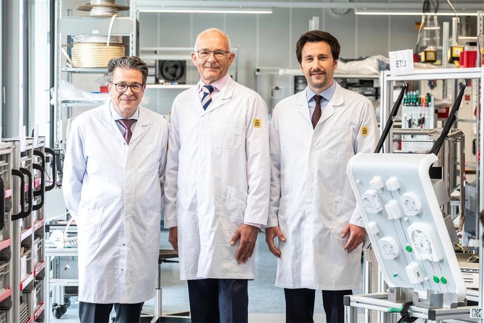 Tobias Bingold (links), Claus Jessen (Mitte) und Christoph Hüßtege (rechts) forschen an einem Therapieansatz bei Multiorganversagen auf der Intensivstation. (Handout)Ansgar Pudenz/Deutscher Zukunftspreis/dpa