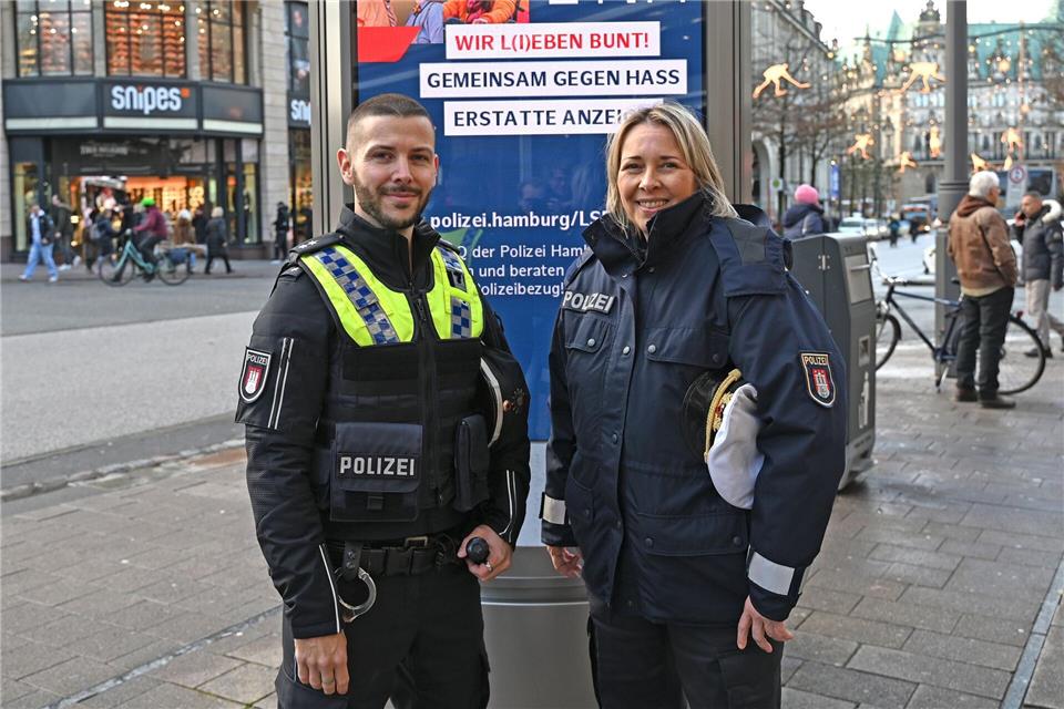 Tobias Conrad (links) und Miria Lottmann sind als „Cops for Q“ für Aufklärungsarbeit innerhalb und außerhalb der Polizei zuständig.Niklas Graeber/dpa
