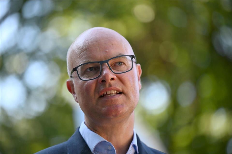 Tobias Goldschmidt hält es für keine Gute Idee, angesichts der Klimakrise den Dieselpreis für Landwirte zu verbilligen. (Archivbild)Lilli Förter/dpa