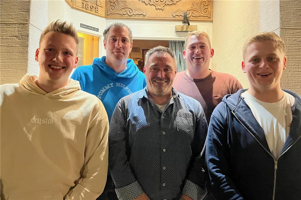 Tobias Hagedorn (Fahnenoffizier), Carsten Stovermann (Beirat), Mattias Hollenborg (Präsident), Jens Schultewolter (Feldwebel 1. Kompanie) und Hubertus Hüging (Fahnenoffizier) (von links) engagieren sich im Schützenverein.