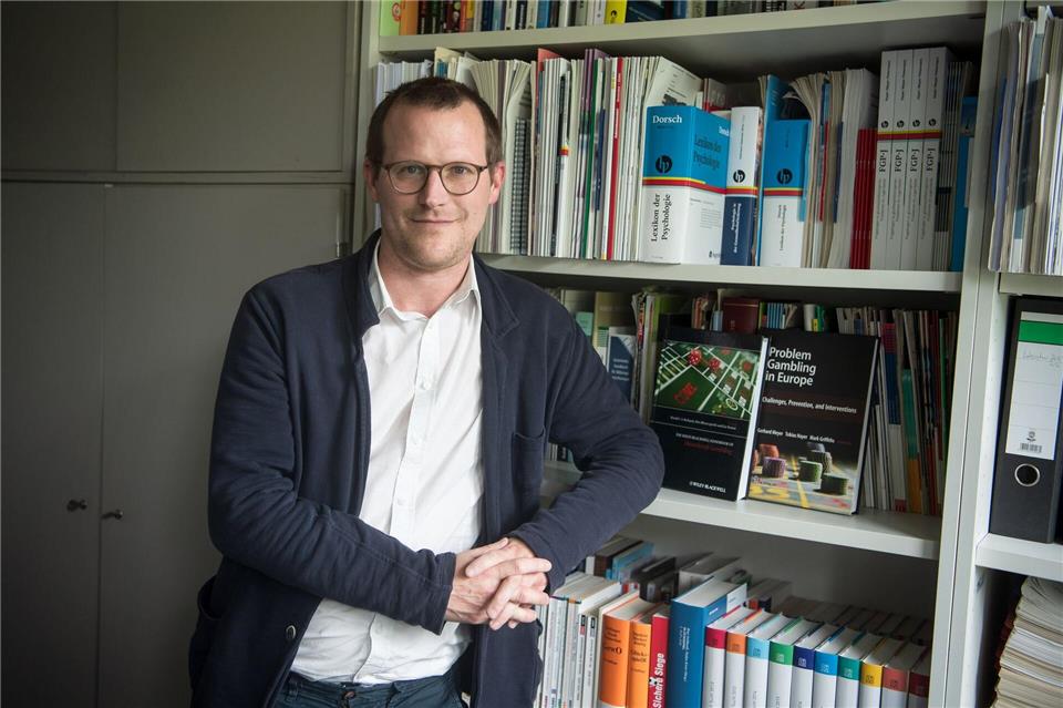 Tobias Hayer ist Glücksspielforscher an der Universität Bremen. (Archivbild)Sina Schuldt/dpa