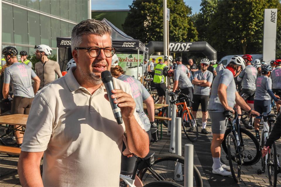 Tobias Heidemann, Vorsitzender der Deutschen Förderungsgesellschaft zur Mukoviszidoseforschung, moderierte die Veranstaltung am Start- und Endpunkt der Tour bei Rose Biketown.
