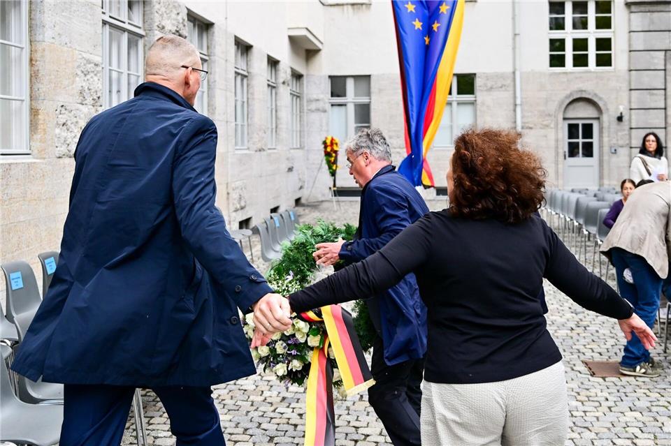 Tobias Korenke (M), Großneffe von Dietrich Bonhoeffer, entfernt während einer Gedenkveranstaltung der Bundesregierung im Berliner Bendlerblock zum Nationalen Gedenktag an den Widerstand gegen die nationalsozialistische Gewaltherrschaft den Kranz der AfD. Sebastian Christoph Gollnow/dpa