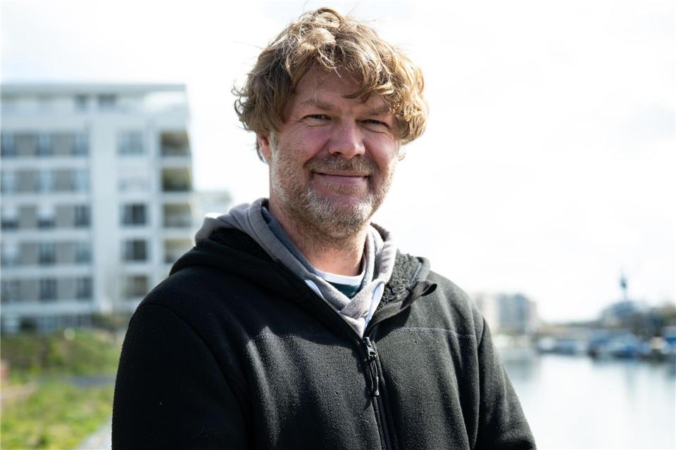 Tobias Milbrat vom Stadtservice berät auch Bürgerinnen und Bürger zu der Ameise.Florian Wiegand/dpa