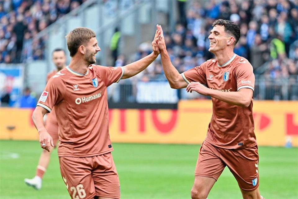 Tobias Müller (r) jubelt mit Torben Müsel über seinen Treffer zum 1:0.Uwe Anspach/dpa
