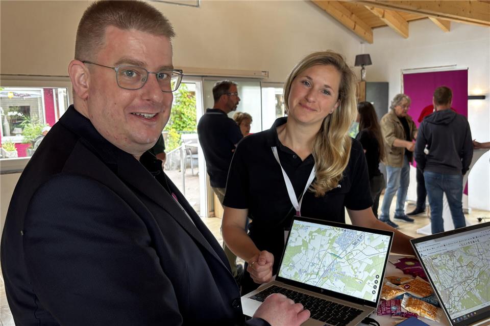 Amprion informiert bei Bürgerinfomarkt über „Korridor B“ Tobias Schmidt und Britta Peveling zeigen, wie „krumm“ der „Korridor B“ zwischen Bahnhof Reken und Klein Reken verlaufen soll.