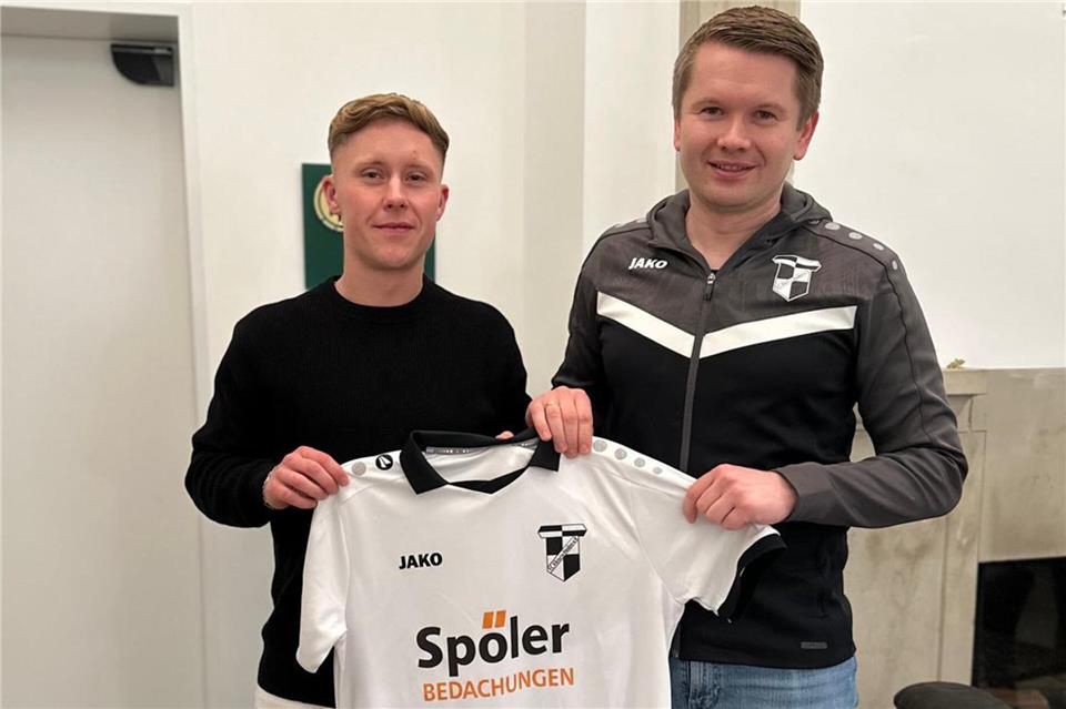 Tobias Terlau, sportlicher Leiter des Bezirksligisten Viktoria Heiden, mit seinem ersten Sommertransfer. Raphael Niehoff (links) wechselt vom SC Reken zum Klassenkonkurrenten.