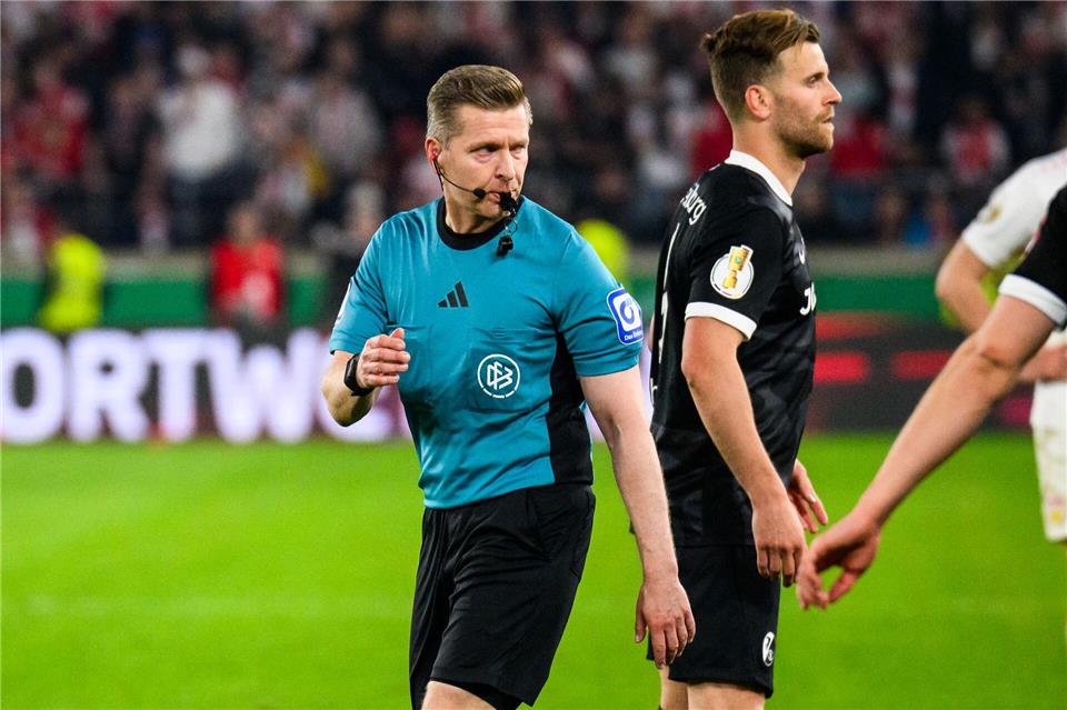 Tobias Welz (l) geriet nach dem DFB-Pokal-Halbfinale stark in die Kritik, nun pfeift er wieder ein Spiel der Stuttgarter.Tom Weller/dpa