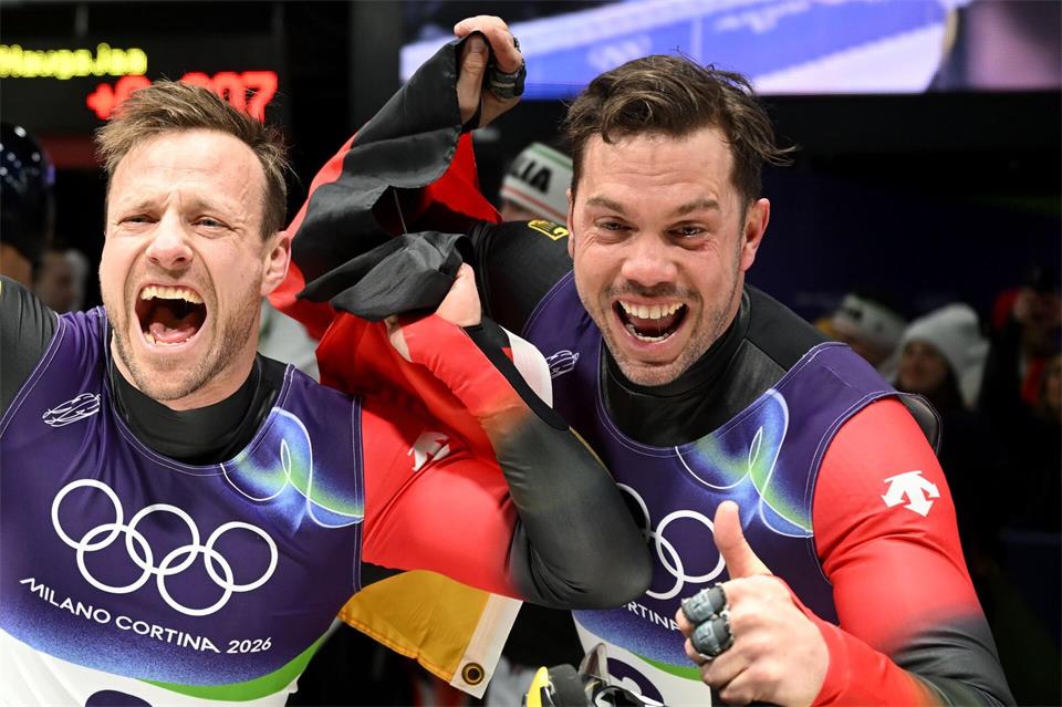 Tobias Wendl (Deutschland, r) und Tobias Arlt (Deutschland) wollen nun bis Olympia 2030 weitermachen. (Archivbild)Robert Michael/dpa