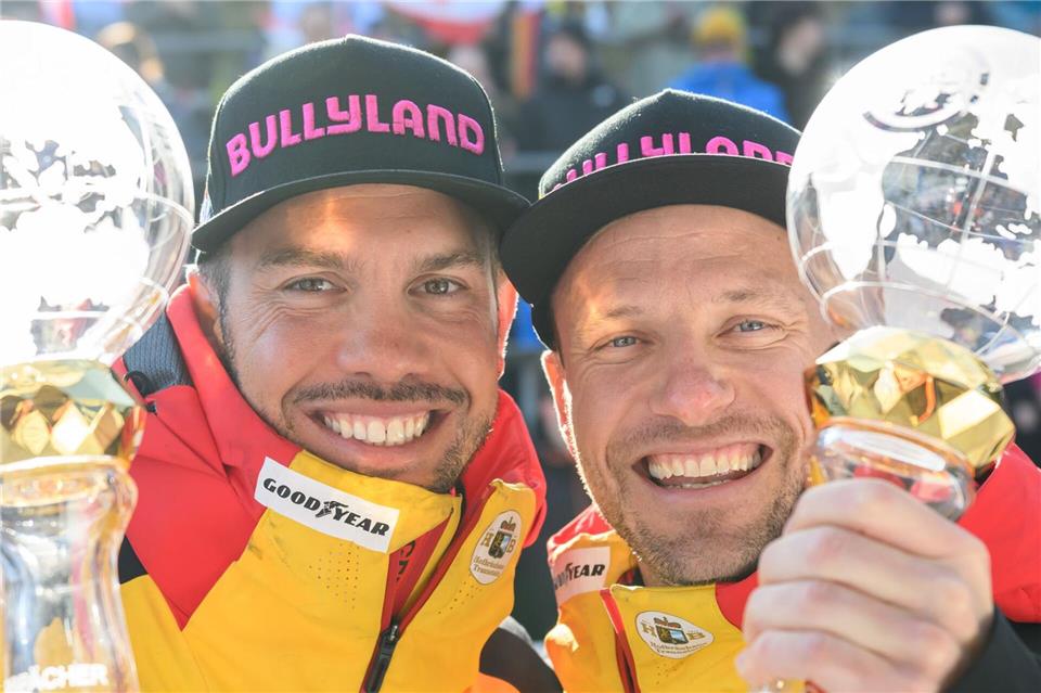 Tobias Wendl (l) und Tobias Arlt (Deutschland) jubeln mit ihren Kristallkugeln für den Gesamt-Weltcupsieg. Robert Michael/dpa