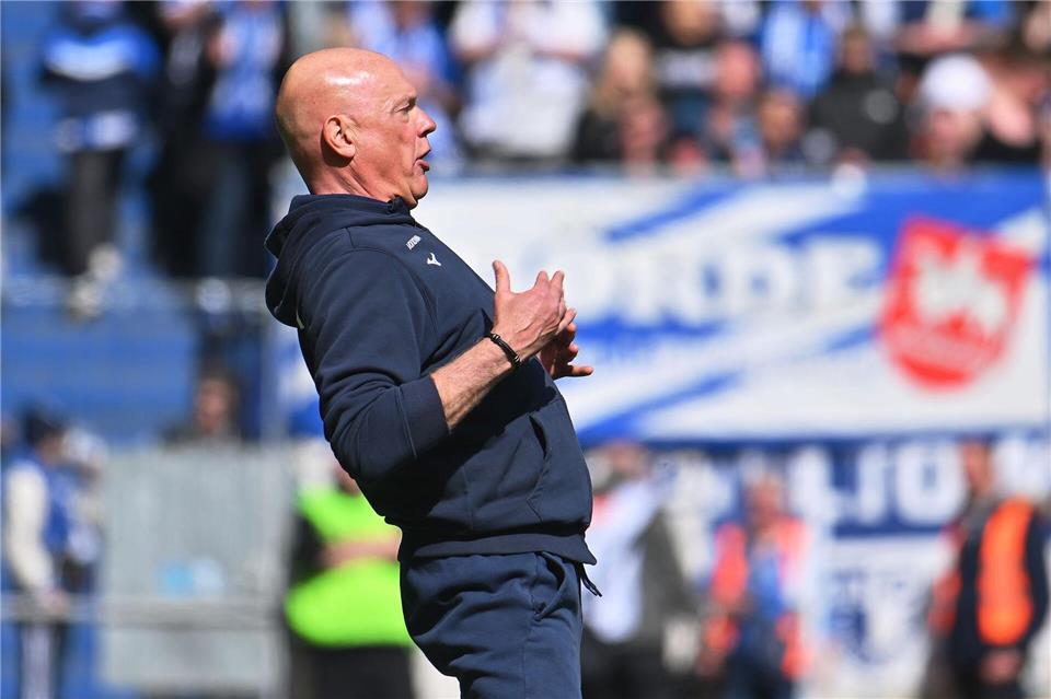 Tobte an der Seitenlinie: Bochums Trainer Uwe Rösler.Swen Pförtner/dpa