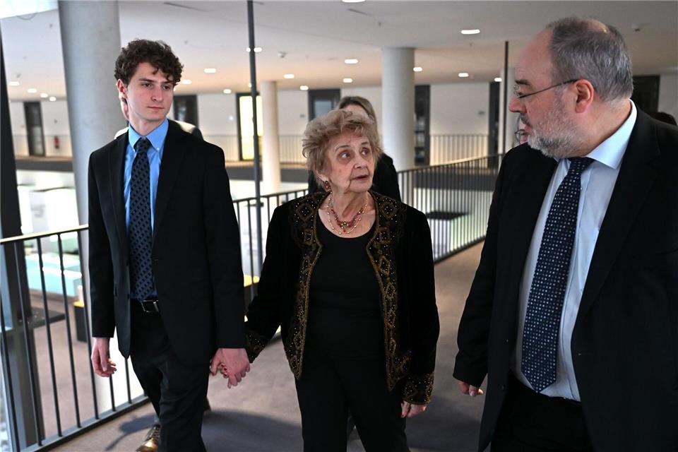 Tochter und Enkel Aron Goodman begleiten die Zeitzeugin Tova Friedman auf ihrer Berlin-Reise.Markus Lenhardt/dpa