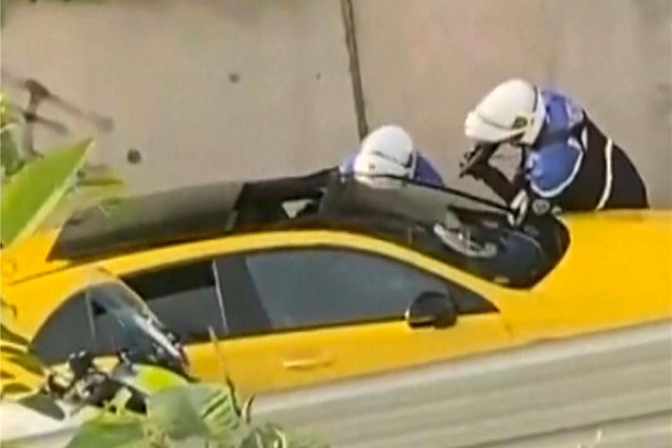 Frankreich: Regierung erlässt Beschränkungen nach Krawallen Tödliche Verkehrskontrolle: Zwei Polizeibeamte befragen einen Fahrer, wobei ein Polizist eine Waffe auf das Fenster des gelben Autos richtet.