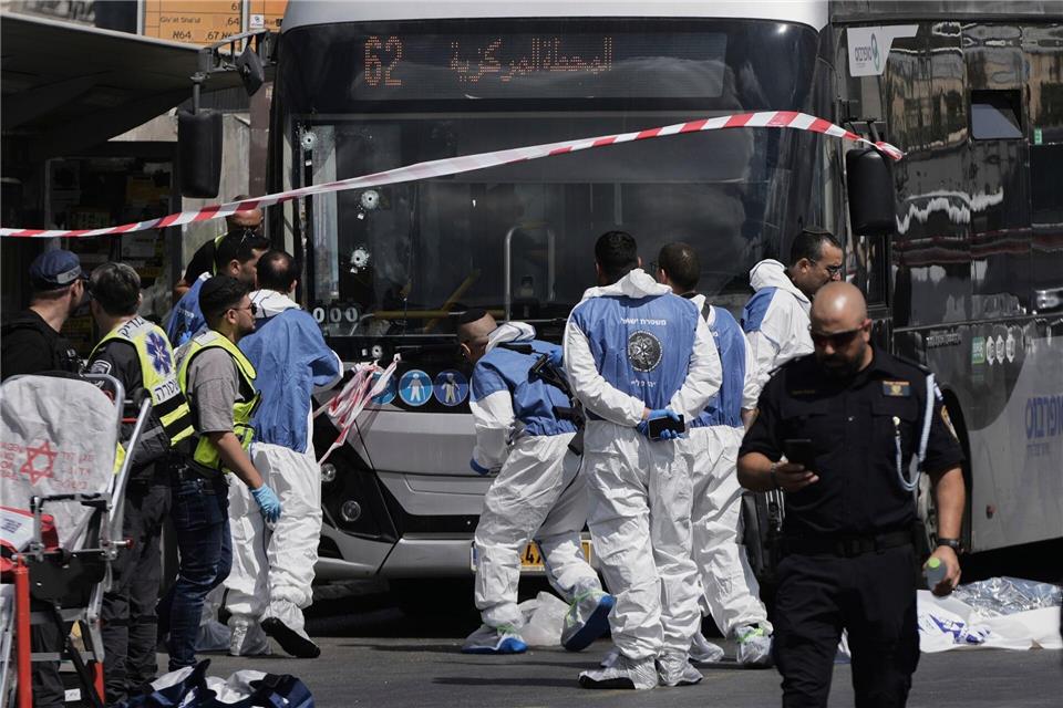 Tödlicher Anschlag in Jerusalem: Mehrere Tote und VerletzteMahmoud Illean/AP/dpa