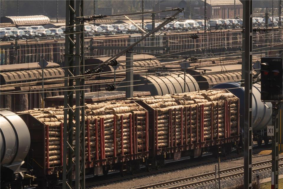 Tödlicher Arbeitsunfall beim Ankoppeln von Waggons. (Symbolbild)Peter Kneffel/dpa
