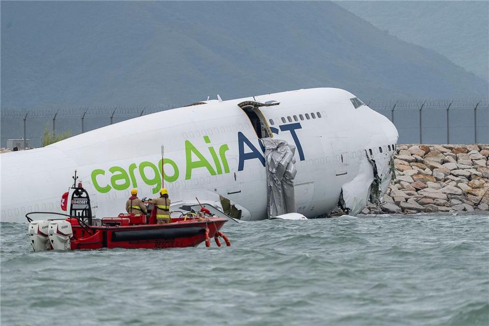Bilder des Tages Tödlicher Unfall: Jumbo-Jet rutscht über Landebahn ins MeerChan Long Hei/AP/dpa