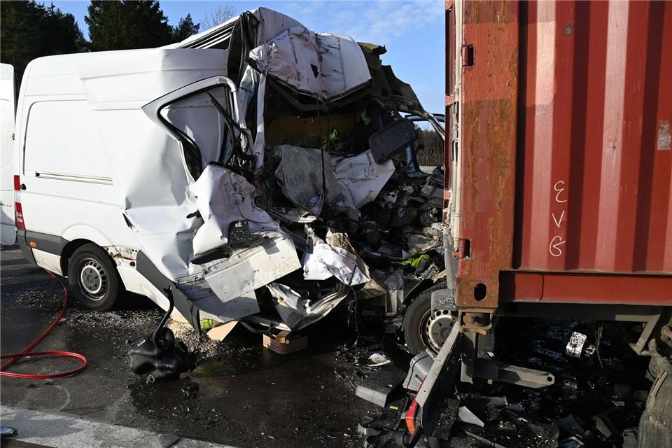 Tödlicher Unfall auf der A7, der Beifahrer aus diesem Transporter starb noch an der Unfallstelle. -/Freiwillige Feuerwehr Landkreis Harburg/dpa