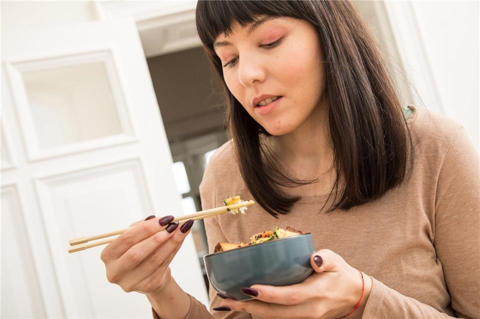 Tofu statt Fleischeinlage: Wer veganes Essen ausprobieren möchte, kann in normalen Gerichten einzelne Komponenten einfach ersetzen.Christin Klose/dpa-tmn