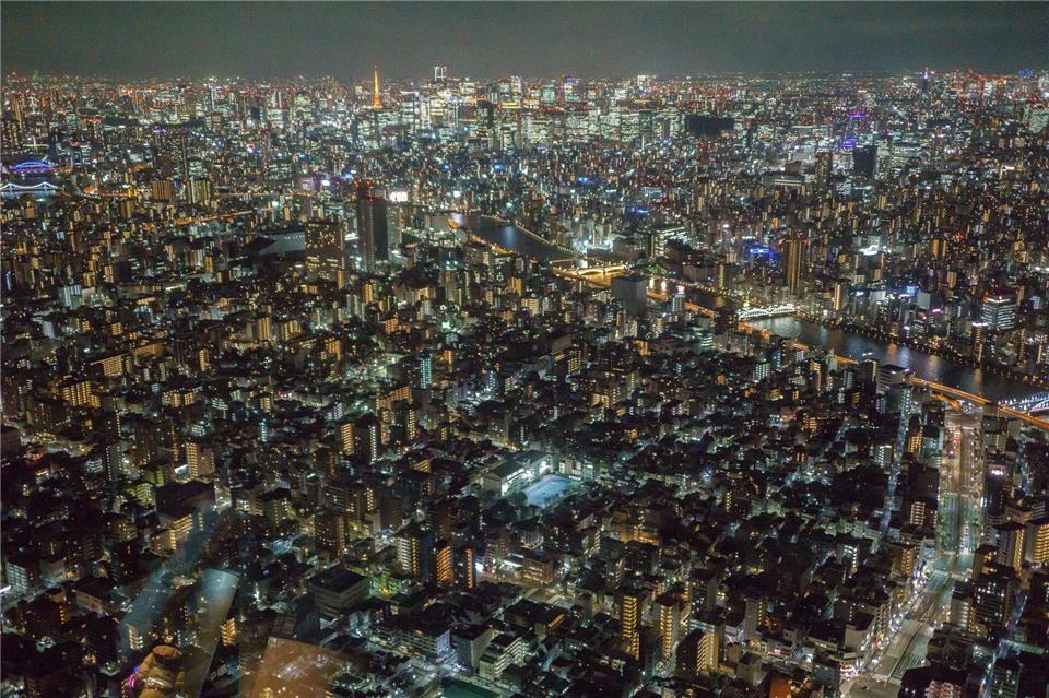 Tokio scheint am Horizont einfach nicht zu enden: Besonders nachts beeindruckt die Aussicht auf die Metropole vom Skytree-Fernsehturm.Philipp Laage/dpa-tmn