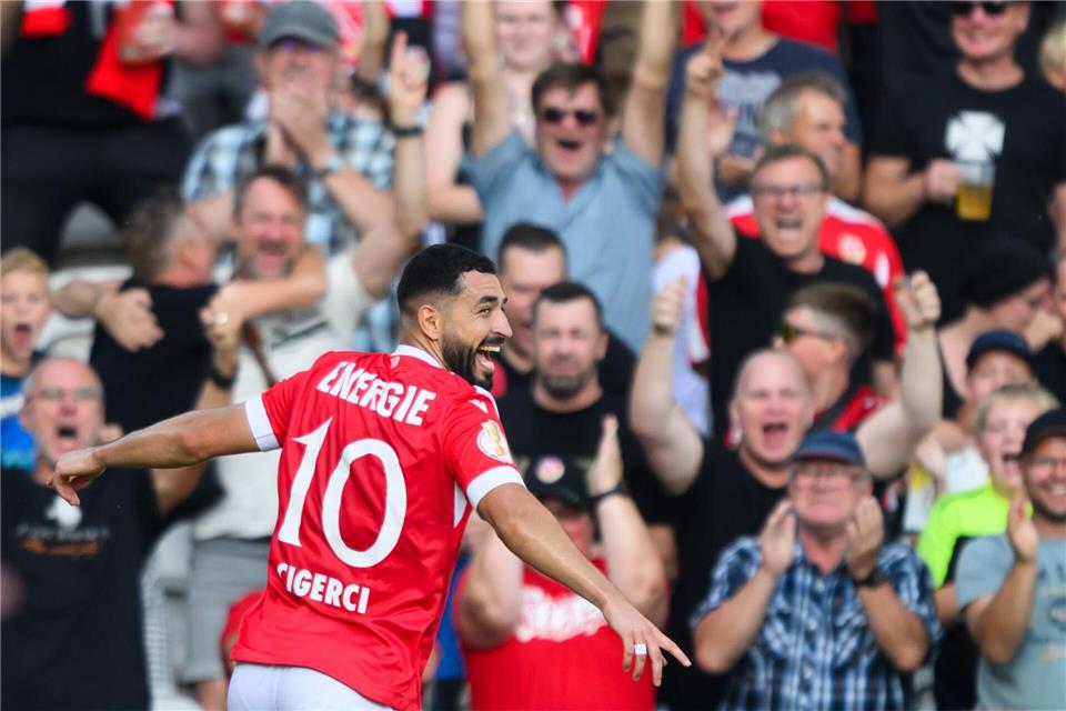 Tolcay Cigerci und Energie Cottbus wollen die Pokalüberraschung der Vorsaison wiederholen. (Archivbild)Robert Michael/dpa