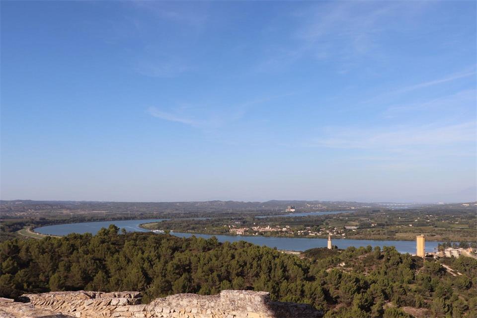 Tolles Panorama: Der Blick vom Höhlenkloster Saint-Romain auf Beaucaire.Deike Uhtenwoldt/dpa-tmn