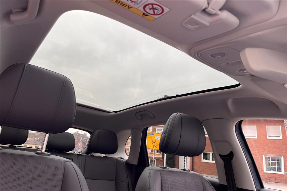 Tolles Raumgefühl durch Panorama-Glasdach mit elektrischem Sonnenschutz.