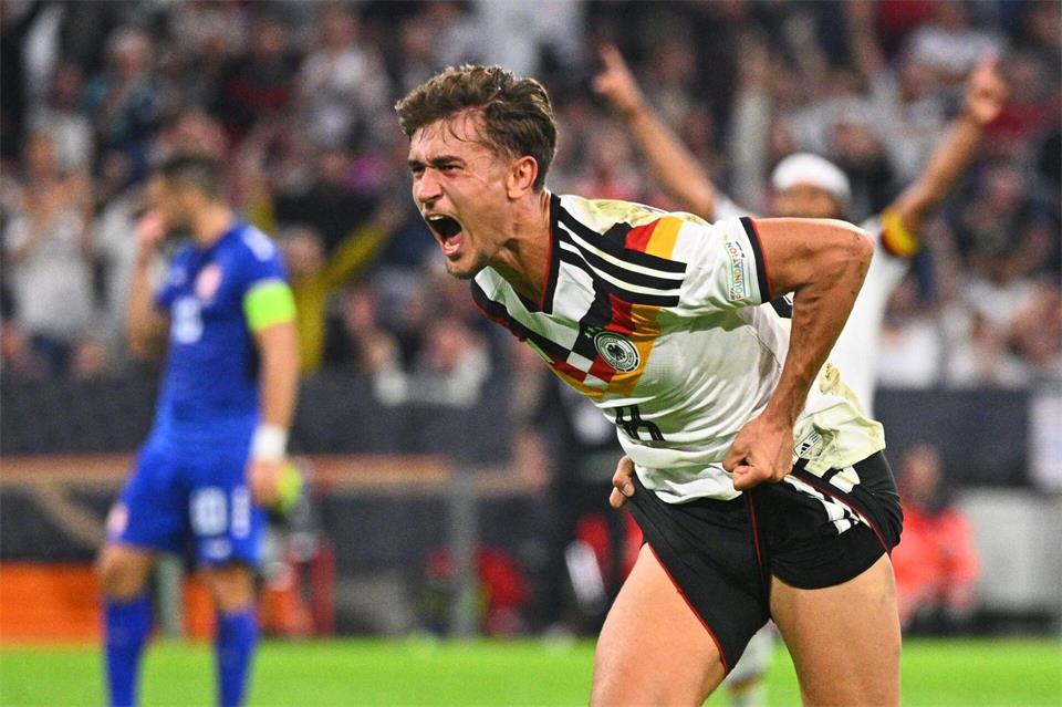 Tom Bischof jubelt ausgelassen nach seinem ersten Länderspiel-Tor. Tom Weller/dpa