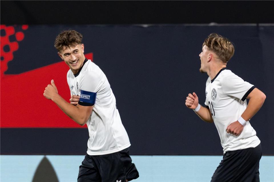 Tom Bischof (l) hatte gegen Malta hatte Spaß im Zusammenspiel mit Lennart Karl.Daniel Karmann/dpa