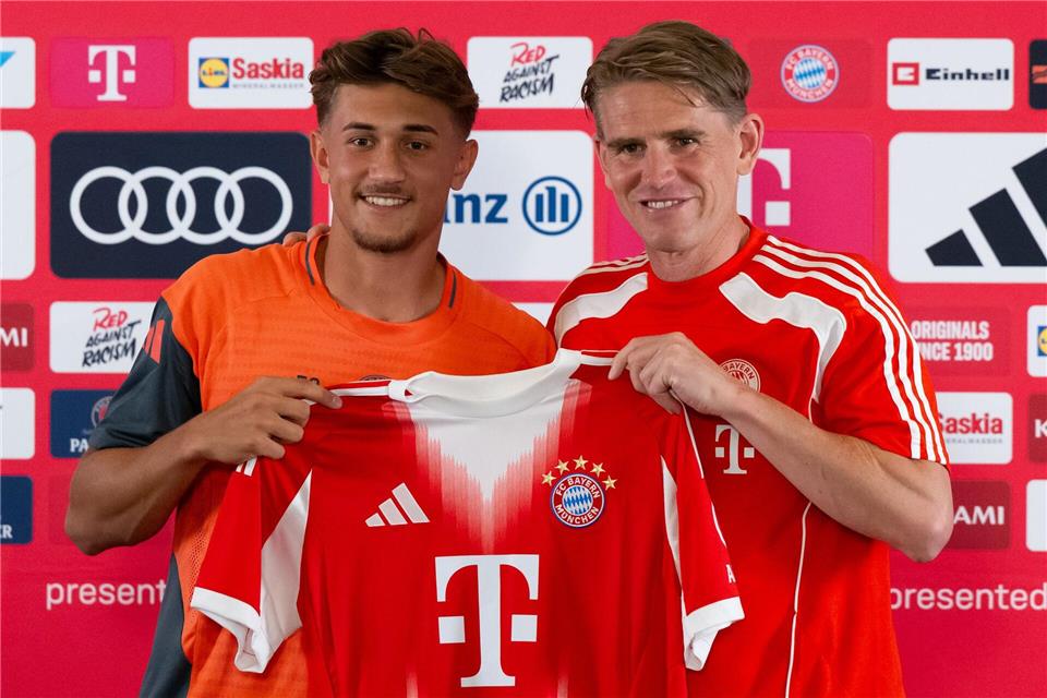 Tom Bischof (l) und Sportdirektor Christoph Freund bei der Vorstellung des Neuzugangs im Bayern-Teamhotel.Sven Hoppe/dpa