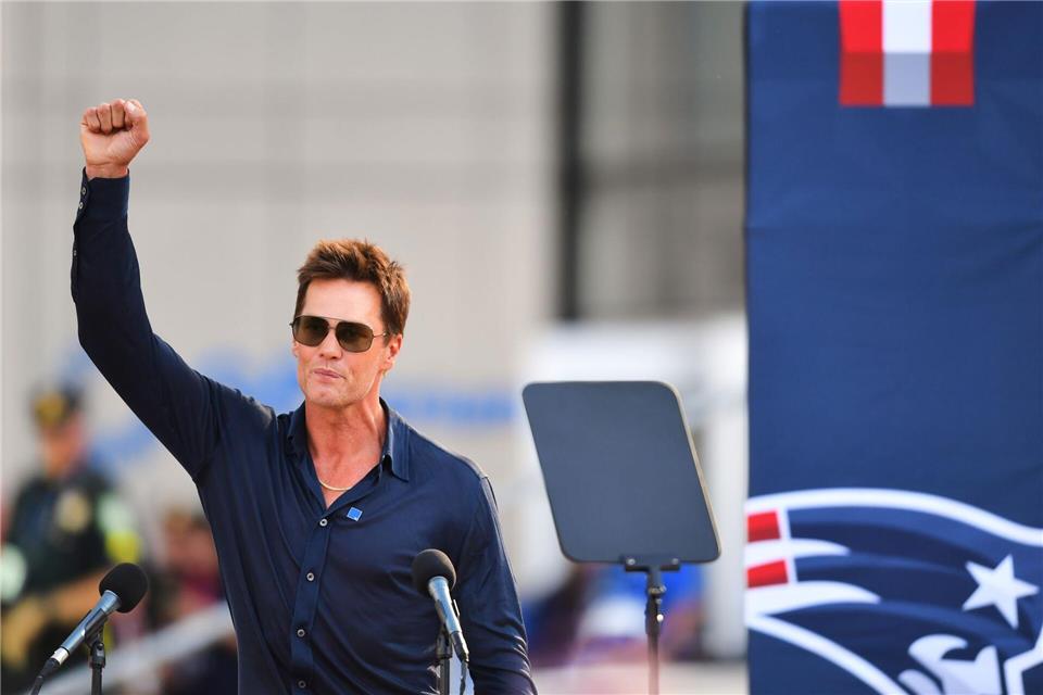 Tom Brady gehört zu den Losfeen bei der WM-Auslosung. (Archivbild) Charles Krupa/AP/dpa