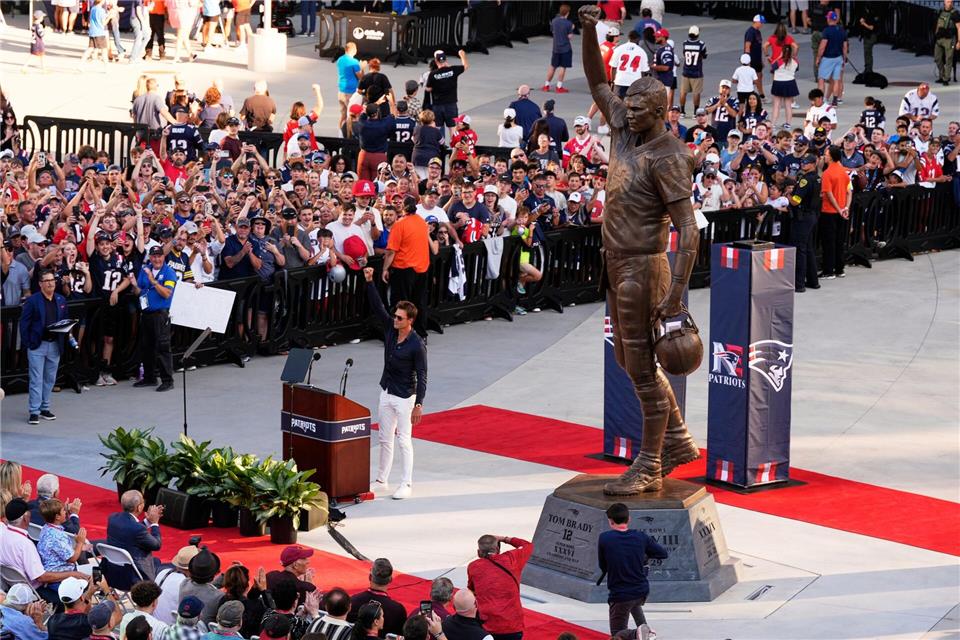 Tom Brady steht vor seiner 12 Fuß hohen Statue - in Anlehnung an seine Rückennummer 12.Charles Krupa/AP/dpa
