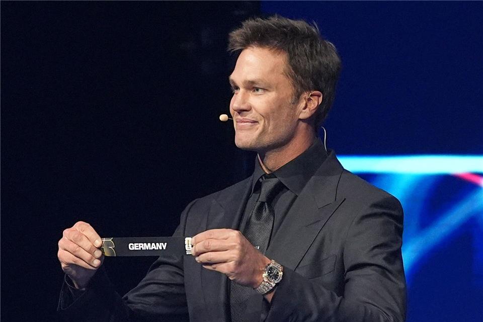 Tom Brady zieht das deutsche Los.Jacquelyn Martin/AP/dpa