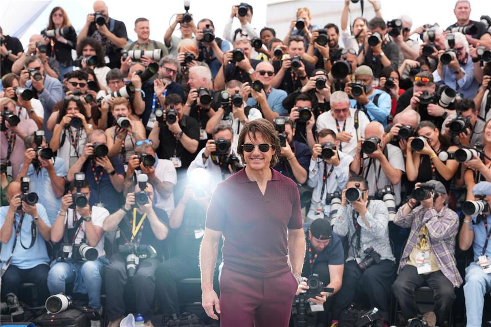 Tom Cruise posiert vor den Kameras während des Fototermins für den Film „Mission: Impossible - The Final Reckoning“ bei den 78. Internationalen Filmfestspielen.Scott A Garfitt/Invision/AP/dpa