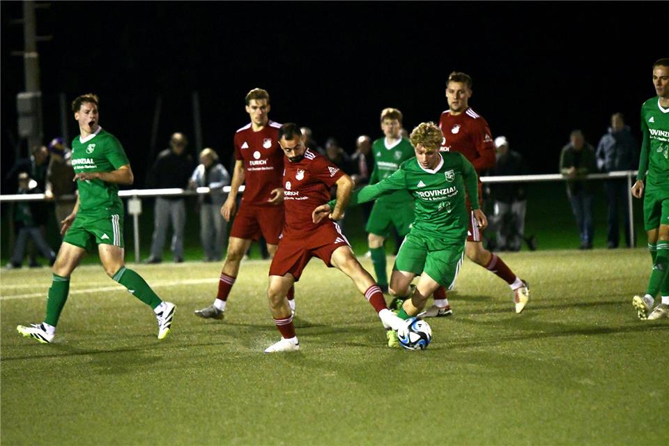 Tom Heiming (rechts) war in die Startelf gekommen und klärte in dieser Szene gegen Mahmoud Nuno El-Dorr. Später machte der Deutener Stürmer die entscheidenden Tore beim 2:1-Pokalsieg am Donnerstagabend auf Kunstrasen in der Volksbank-Arena.Andresen