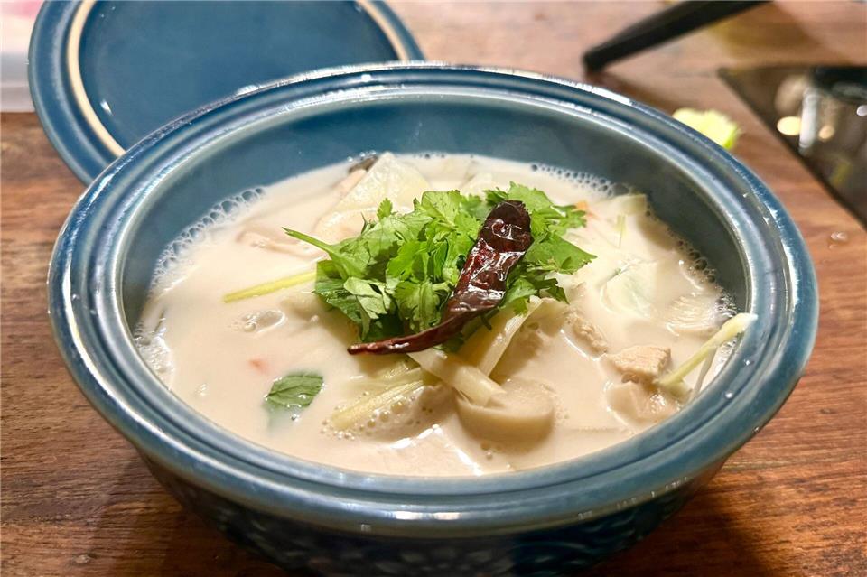 Tom Kha Gai ist eine köstliche Suppe mit Hühnchen und Kokosmilch.Carola Frentzen/dpa-tmn
