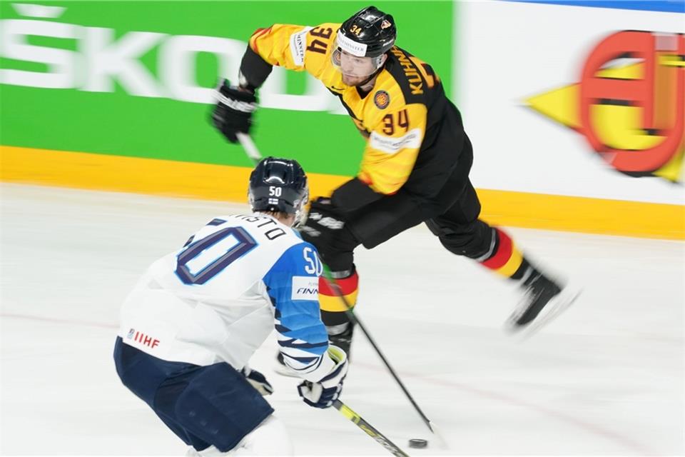 Tom Kühnhackl (r) hofft, in Zukunft wieder öfter für das deutsche Eishockey-Nationalteam spielen zu können.