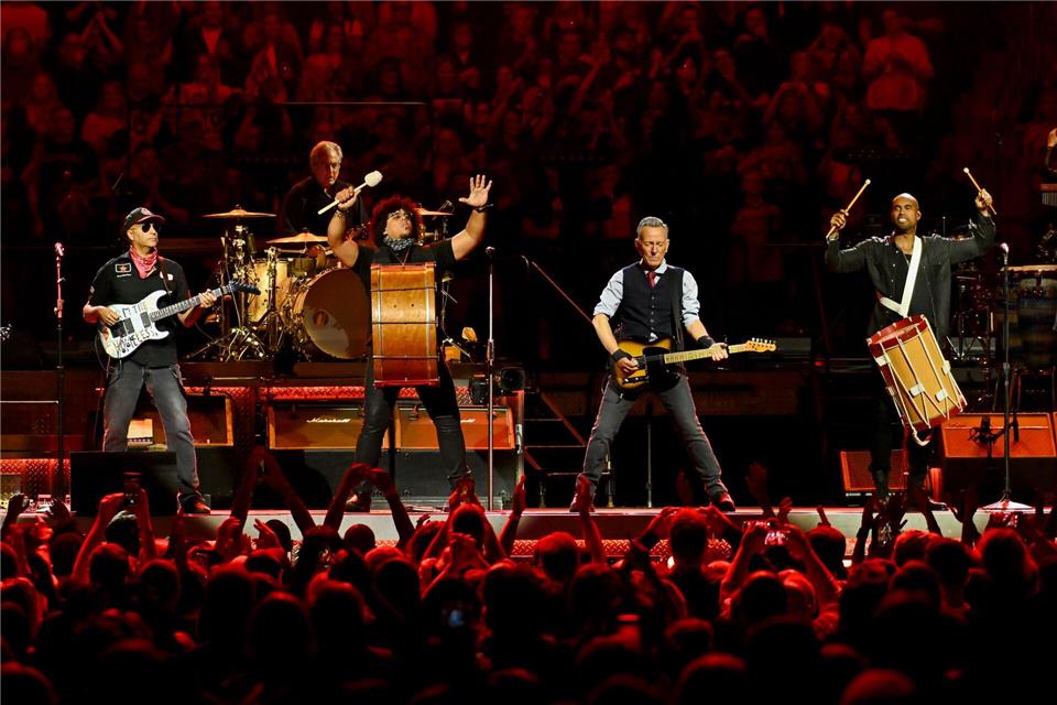 Tom Morello (l-r) Jake Clemons und Bruce Springsteen treten im Madison Square Garden auf.Evan Agostini/Invision/AP/dpa