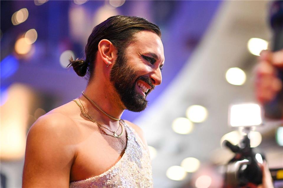 Tom Neuwirth ist international bekannt als Conchita Wurst. Der Künstler tritt erneut als Todesengel in einem Musical auf. (Archivbild) Tobias Hase/dpa
