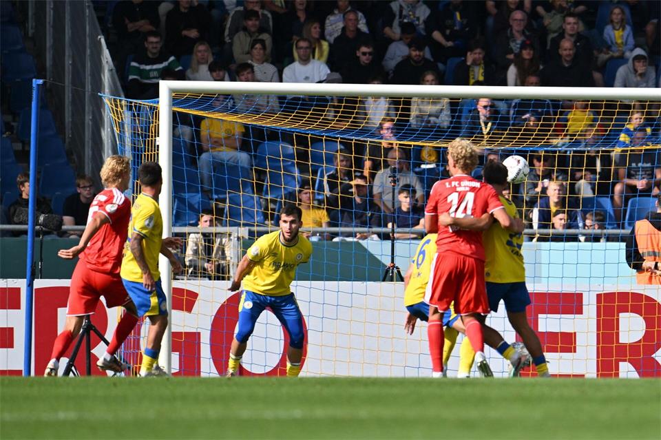 Tom Rothes (l) Ausgleich zum 2:2 brachte Union in Braunschweig in die zweite DFB-Pokalrunde. (Archivbild)Swen Pförtner/dpa