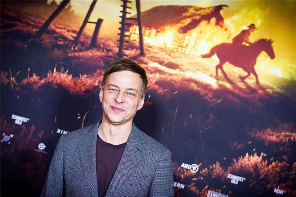 Tom Wlaschiha spielt in der ARD-Serie „Schwarzes Gold“ den gierigen Großbauern Wilhelm Pape. Er selbst sei privat aber nett und harmlos, versicherte der Serienstar im Interview der Deutschen Presse-Agentur. (Archivbild)Moritz Frankenberg/dpa