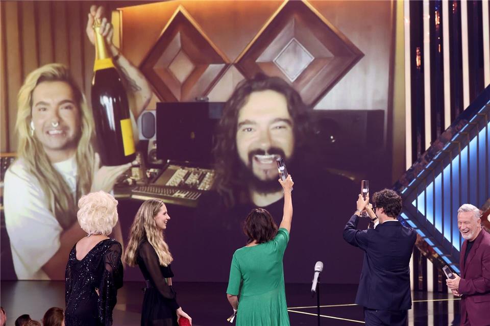 Tom und Bill Kaulitz freuen sich über den Deutschen Fernsehpreis.Rolf Vennenbernd/dpa
