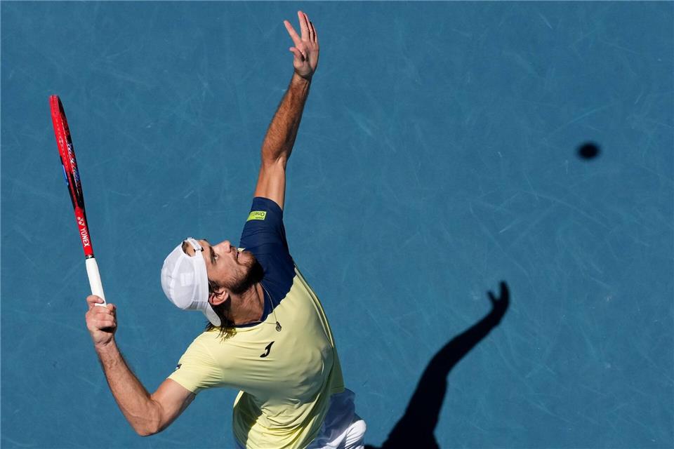 Tomas Machac aus der Tschechischen Republik schlägt auf.Asanka Brendon Ratnayake/AP/dpa