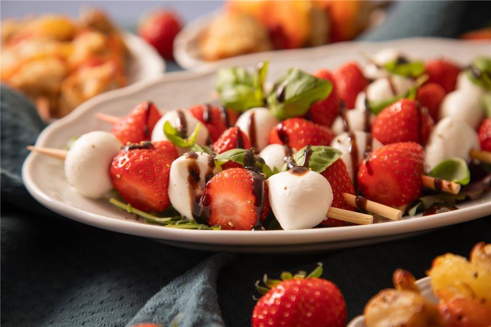 Tomaten-Mozzarella-Spieße lassen sich fruchtig abwandeln - mit Erdbeeren. Dazu passt erstaunlich gut auch Basilikum und Balsamicocreme.Christin Klose/dpa-tmn